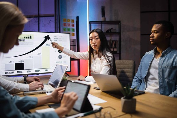 Quels sont les outils les plus performants pour l'analyse de sentiment sur les réseaux sociaux pour une marque automobile?